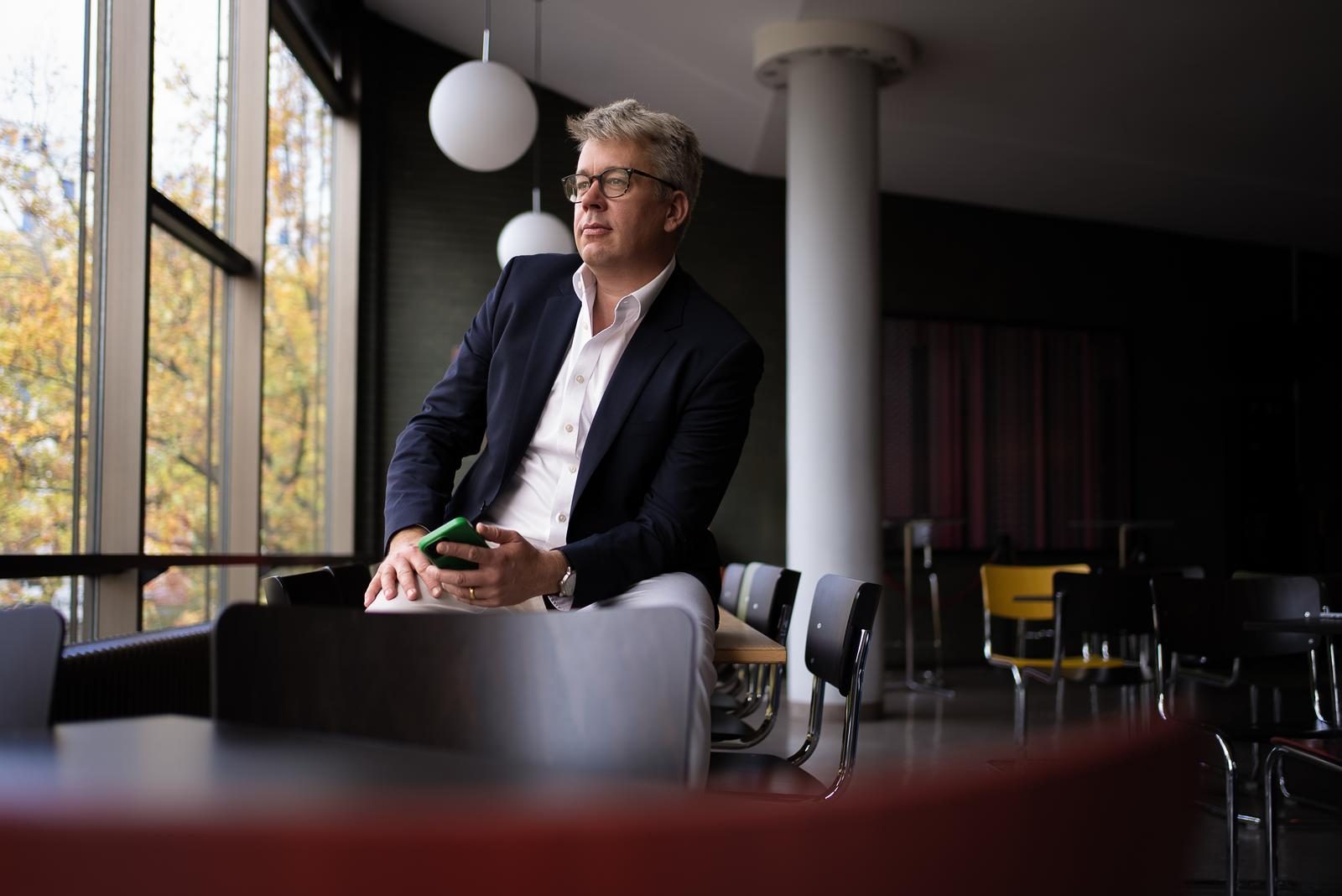 Nikolaus Röttger moderiert – Foto: Dominik Tryba